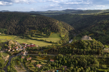 France, Haute-Loire (43), Goudet, le chateau de Beaufort construit vers 1200 domine la vallée de la Loire et le village, randonnée avec un âne sur le chemin de Stevenson (GR 70) (vue aérienne)