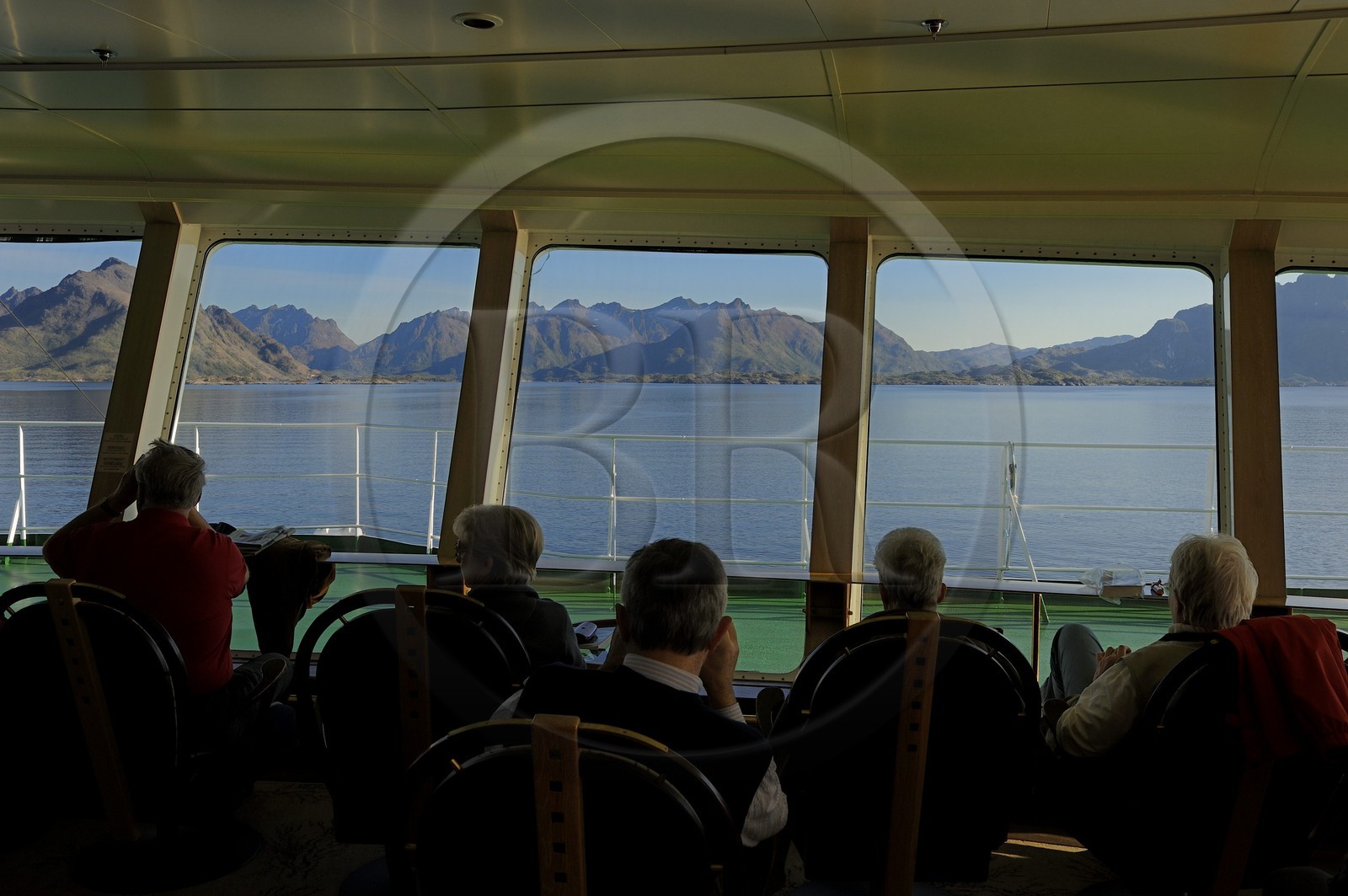 Norvège, Troms, côte sud de l'ile Hinnoya vue depuis l'express cotier Hurtigruten