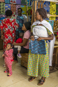 Rwanda, Province du Nord, Musanze (anciennement nommée Ruhengeri), centre commercial Goico plaza, étage de la vente de tissus et des couturières
