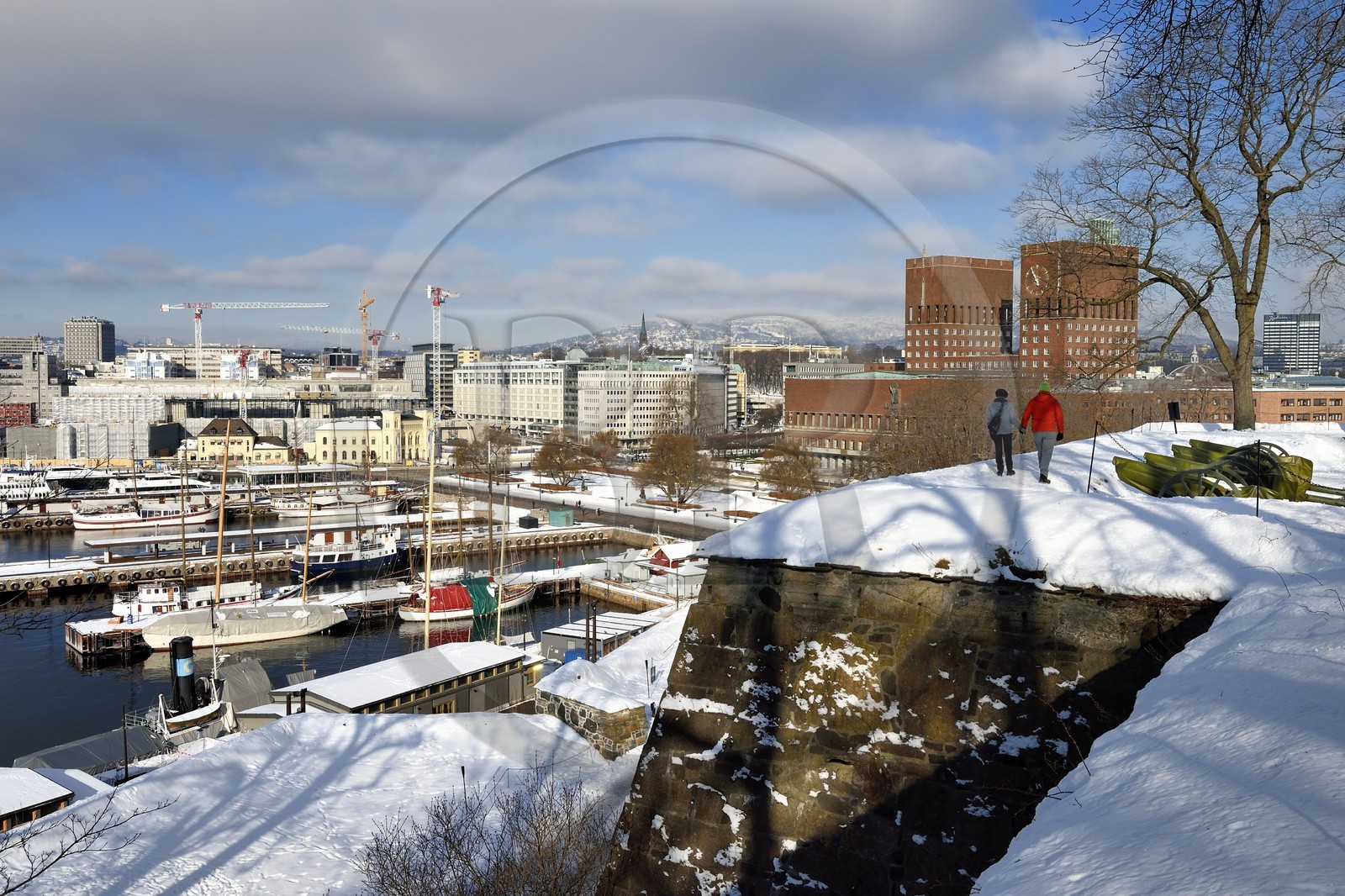 Norway, Oslo, the port and the city hall (Radhuset) seen from the ramparts of the Akershus Fortress under the snow