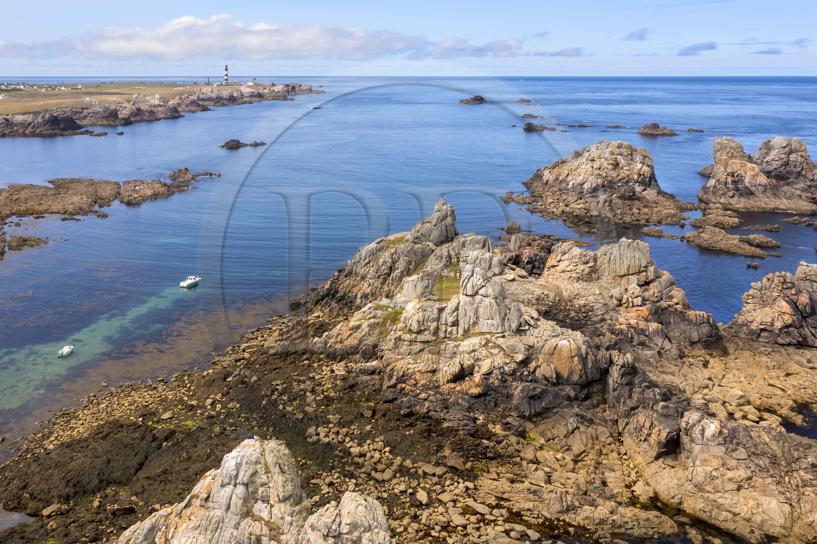 France, Finistère (29), Mer d'Iroise, Ile d'Ouessant, le mouillage de Yuzin sur la cote Nord et le phare du Créac'h en arrière plan (vue aérienne)