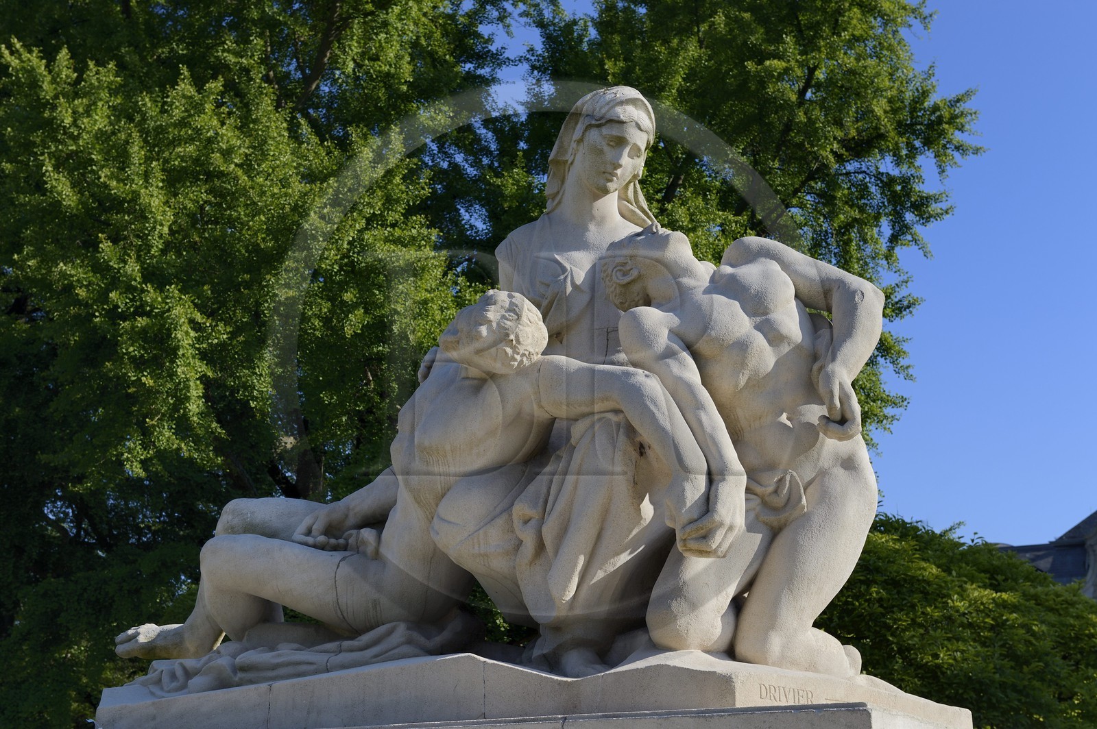 France, Bas-Rhin (67), Strasbourg, la place de la République, le monument aux morts (une mère tient ses deux fils mourants, l’un regarde la France, l’autre l’Allemagne)