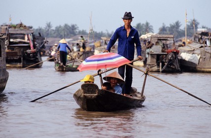Vietnam, Can Tho, floating market on the Mekong river, a family makes its shopping