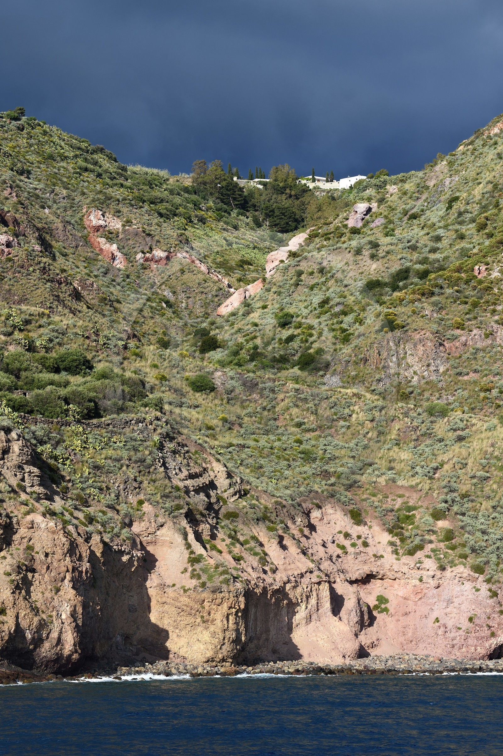 Italie, Sicile, iles Eoliennes, classées Patrimoine Mondial de l'UNESCO, Ile de Lipari, les falaises de la côte Sud-Ouest de l'île à Quattrocchi