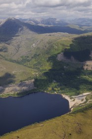 Royaume-Uni, Ecosse, Highland, Loch Dughaill et montagnes du Wester Ross (vue aérienne)