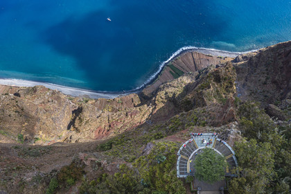 Portugal, Ile de Madère, Camara de Lobos, le belvédère du Cap Girao, plateforme en verre surplombant la deuxième falaise la plus haute du monde à 589 mètres de haut, champs cultivés au pied de la falaise (vue aérienne)