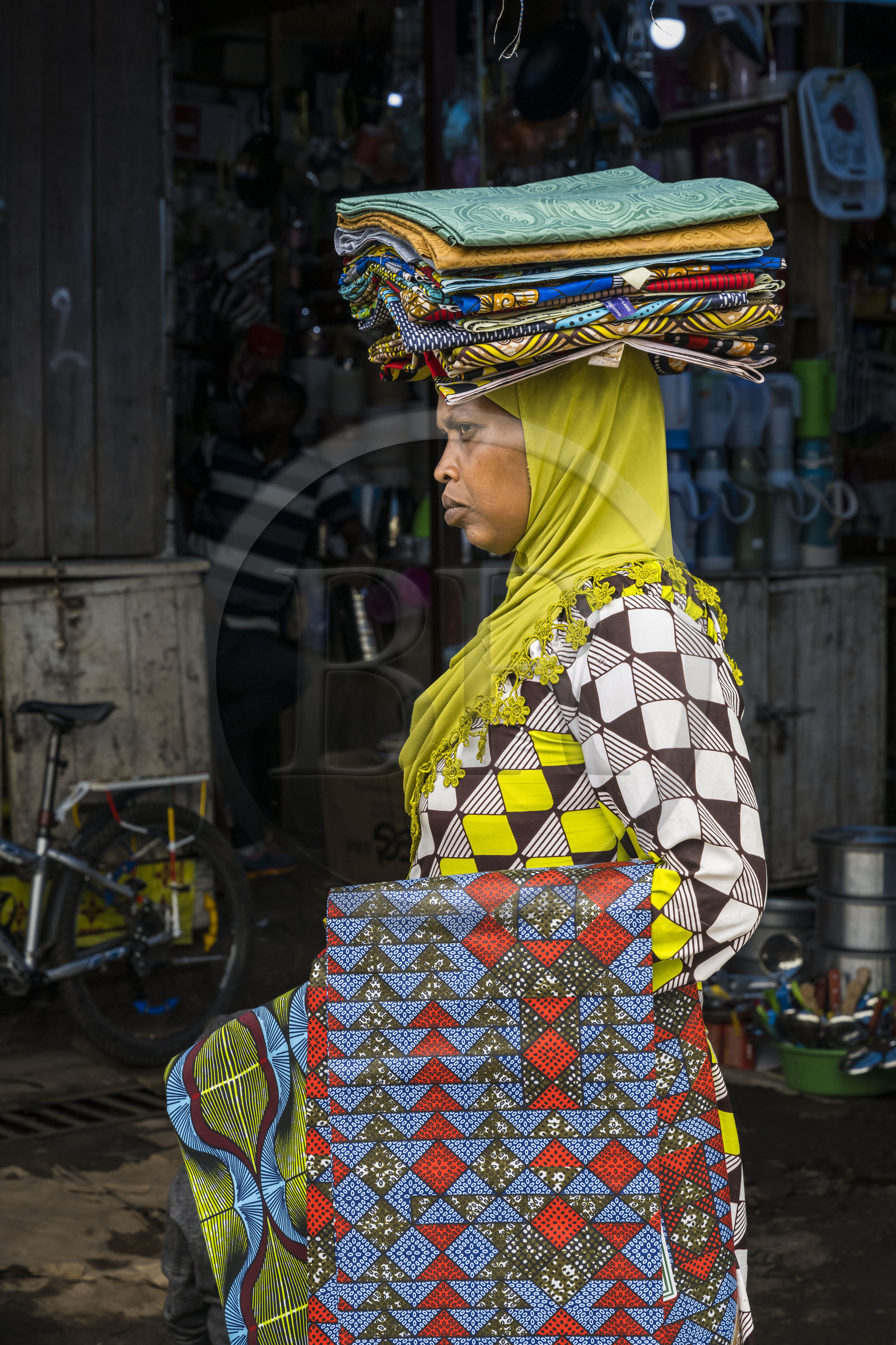 Rwanda, Province du Nord, Musanze (anciennement nommée Ruhengeri), le marché central, femme vendant des tissus wax