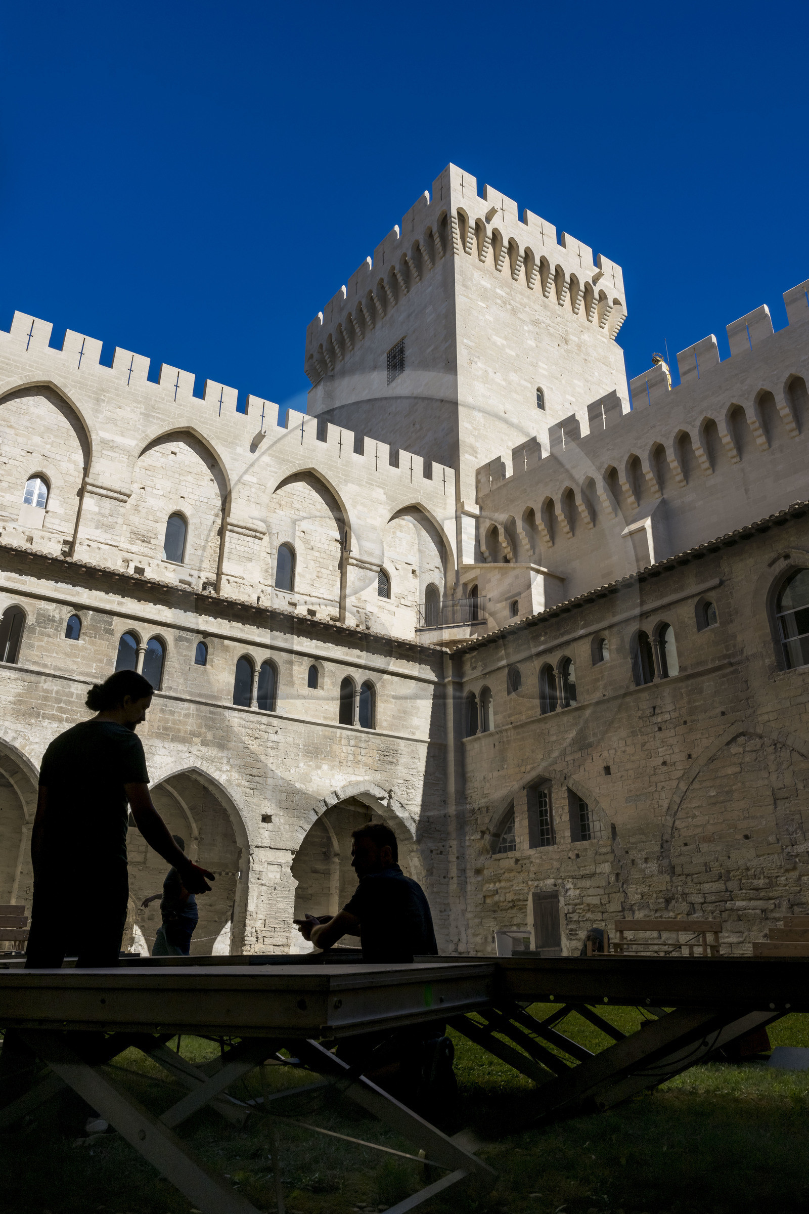 France, Vaucluse (84), Avignon, Palais des Papes classé Patrimoine mondial de l'UNESCO, la Cour du cloitre dans le vieux palais et la tour de la Campane