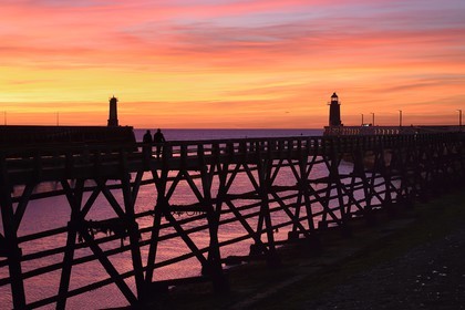 France, Seine-Maritime (76), Pays de Caux, Côte d'Albâtre, passerelle en bois à l'entrée du port de Fécamp