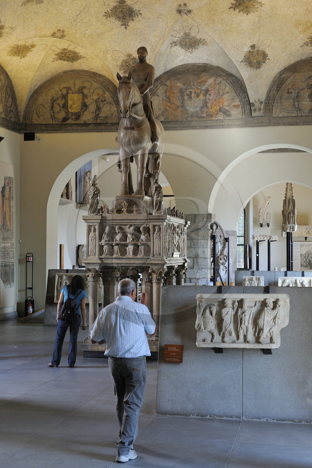 Italie, Lombardie, Milan, le Castello Sforzesco (château des Sforza), musée d'Art Ancien, le monument funéraire du duc Barnabé Visconti et de son épouse Béatrice della Scala sculpté en 1363 par Bonino da Campione