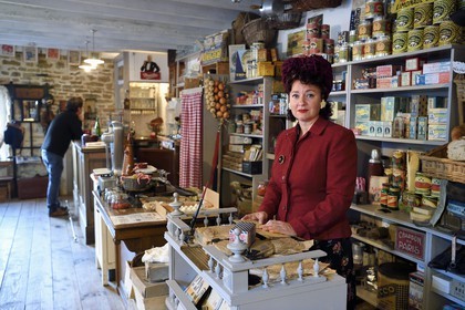 France, Manche (50), Carentan, L'Atelier, le café épicerie des années de guerre, reconstitué par les collectionneurs d'objets militaires et civils des années 1940 Sylvie et Jean-Marie Caillard, Sylvie Caillard