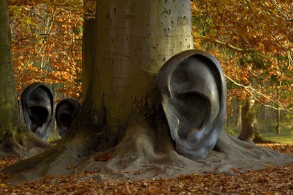 France, Bas Rhin (67), Strasbourg, parc du chateau de Pourtalès, le Parc de sculpture, Il bosco guarda e ascolta (1990), sculptures de Claudio Parmiggiani