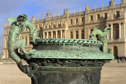 France, Yvelines (78), château de Versailles, classé Patrimoine Mondial de l'UNESCO, un des vases en bronze entourant le château