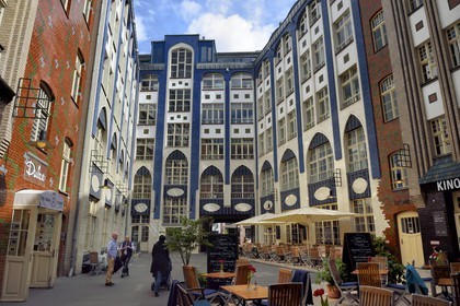 Allemagne, Berlin, Spandauer Vorstadt, Hackesche Höfe, première cour (HOF 1) dessinée dans le style Jugendstil par l'artiste allemand August Endel en 1907