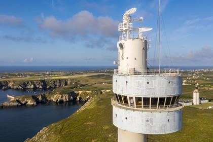 France, Finistère (29), Mer d'Iroise, Ile d'Ouessant, tour radar du Stiff de l'architecte Jean Prouvé (1982) qui surveille le rail de circulation maritime dans la Manche pour le Cross Corsen, Patrick Cornic, technicien du CROSS en poste depuis 2014 (vue aérienne)