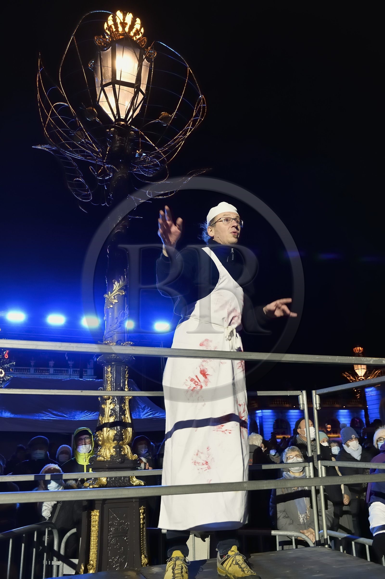 France, Meurthe-et-Moselle (54), Nancy, place Stanislas (ancienne Place Royale) lors de la fête de la Saint-Nicolas, classée Patrimoine Mondial de l'UNESCO, la Fanfare des Enfants du Boucher joue depuis l'Opera National de Lorraine, Nicolas Arnoult en est le chef d'orchestre et compositeur France, Meurthe-et-Moselle (54), Nancy, place Stanislas (ancienne Place Royale) lors de la fête de la Saint-Nicolas, classée Patrimoine Mondial de l'UNESCO, la Fanfare des Enfants du Boucher joue depuis l'Opera National de Lorraine, Nicolas Arnoult en est le chef d'orchestre et compositeur