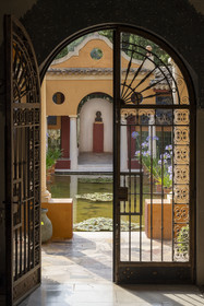 France, Alpes-Maritimes (06), Menton, Domaine des Colombieres, la villa des Colombières est entièrement conçue comme une œuvre d'art par Ferdinand Bac, le patio et son bassin