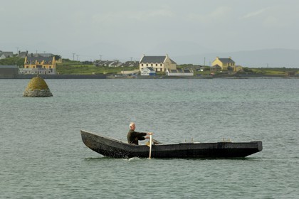 Irlande, Comté de Galway, Aran Islands, Inishmore, curragh (canot en bois et toile goudronnée traditionnel) dans la baie de Killeany