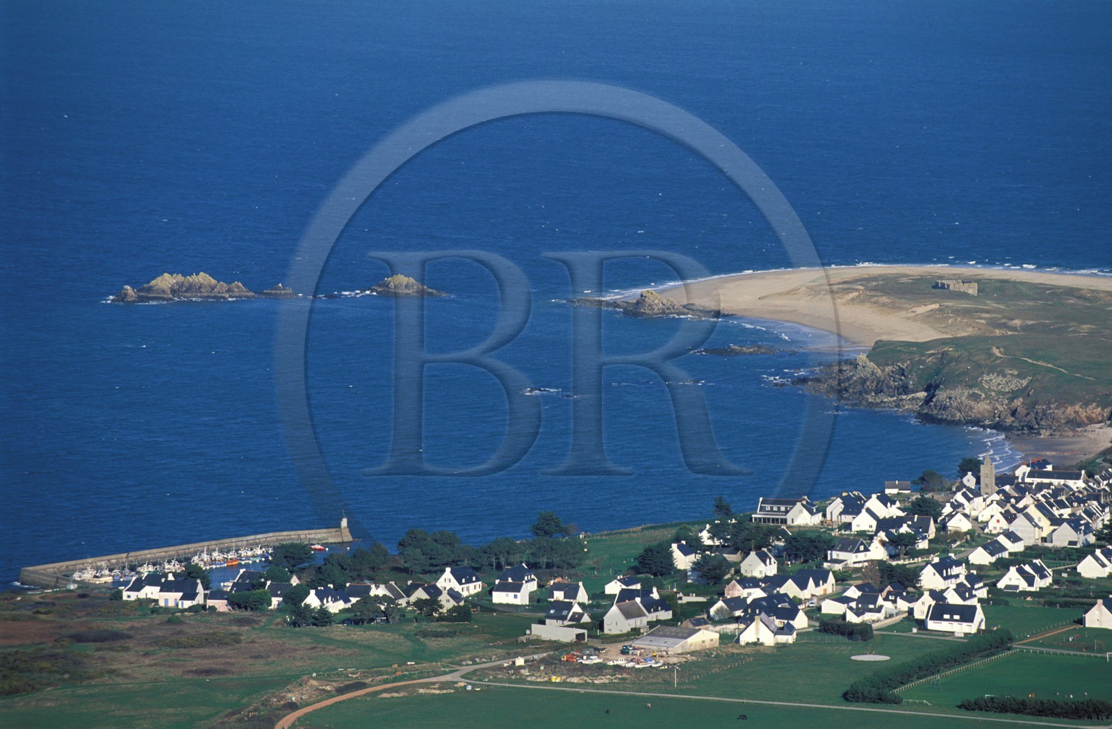 France, Morbihan (56), île de Houat, port Saint-Gildas (vue aérienne)