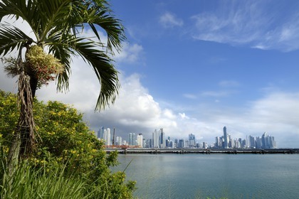 Panama, Panama City, le front de mer et ses gratte-ciels depuis le quartier de Casco Antiguo (Viejo), la pointe Colon et la Trump tower en arrière plan à droite
