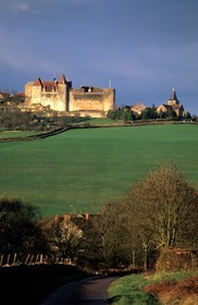 France, Côte-d'Or (21), Châteauneuf-en-Auxois, le château fort et le village perché
