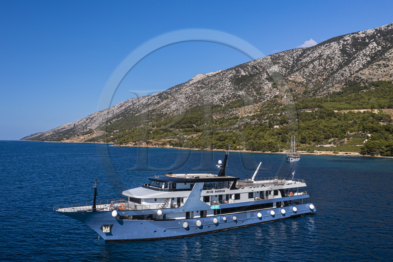 Croatie, Dalmatie, cote dalmate, Ile de Brac, Bol, le bateau de croisière Ave Maria en bordure de la plage de Zlatni Rat (vue aérienne)