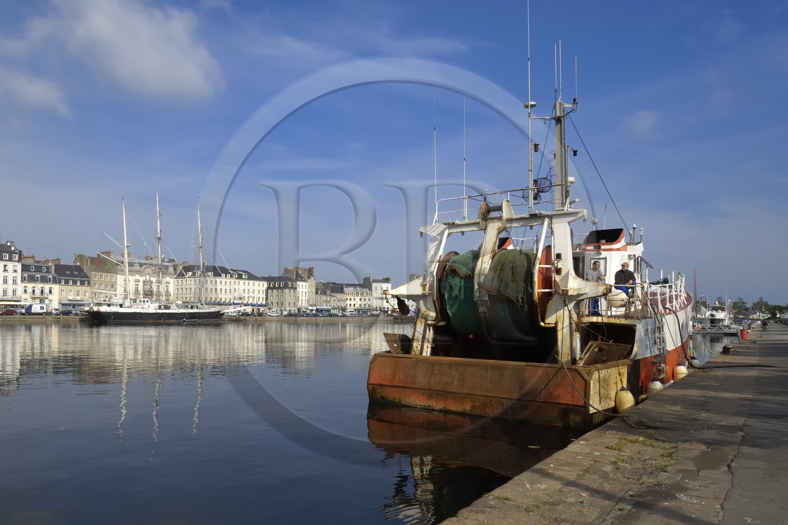 France, Manche (50), Cherbourg, chalutier dans le bassin du commerce