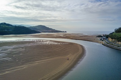 Spain, Basque Country, Biscay Province, Gernika-Lumo region, Urdaibai estuary Biosphere Reserve, estuary of the Oka River at low tide in front of Mundaka, the beach of Laida (aerial view)