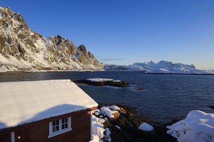 Norvège, Nordland, Iles Lofoten, le port de Svolvaer, cabanes de pêcheurs rorbuer
