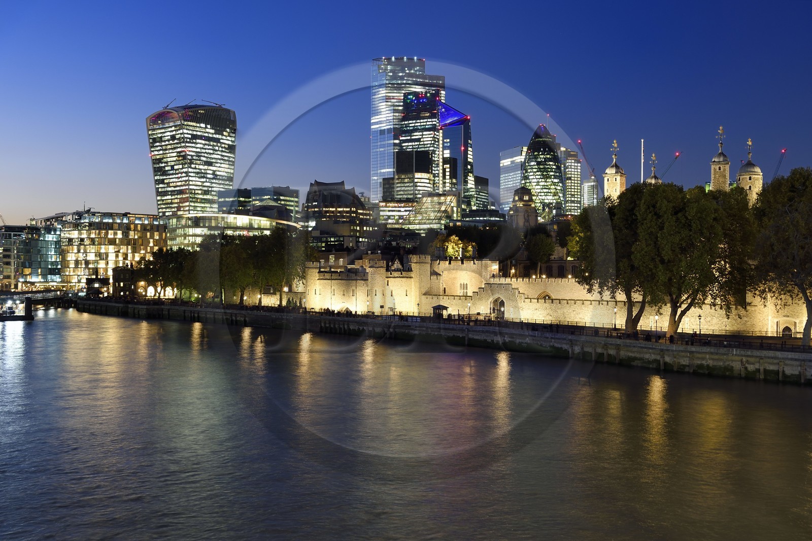 Royaume-Uni, Londres, les rives de la Tamise, la Tour de Londres, la City avec ses gratte-ciel, la tour dénommée le Talkie Walkie conçue par l'architecte Rafael Vinoly, la tour Le 30 St Mary Axe ou Swiss Re Building appelée aussi le cornichon concue par l'architecte Norman Foster