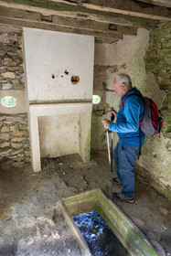 France, Côte-d'Or (21), Touillon, randonnée le long du ru (ruisseau) de Fontenay, pigeonnier de l'étang de la Roche qui servait aussi de poste de surveillance de la montée des eaux pour prévenir des crus l'abbaye de Fontenay en aval