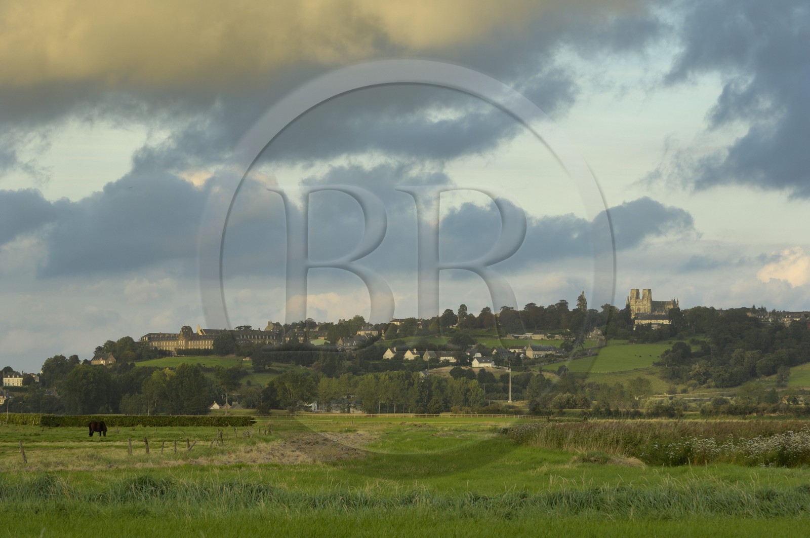 France, Manche (50), Avranches, la ville et l'église Notre-Dame-des-Champs vue du sud
