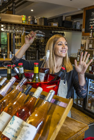 France, Hérault (34), Montpellier,  quartier de Port Marianne, autour du Bassin Jacques Coeur, bar de dégustation des vins et restaurant Le Trinque-Fougasse, la sommelière Rosa Bela