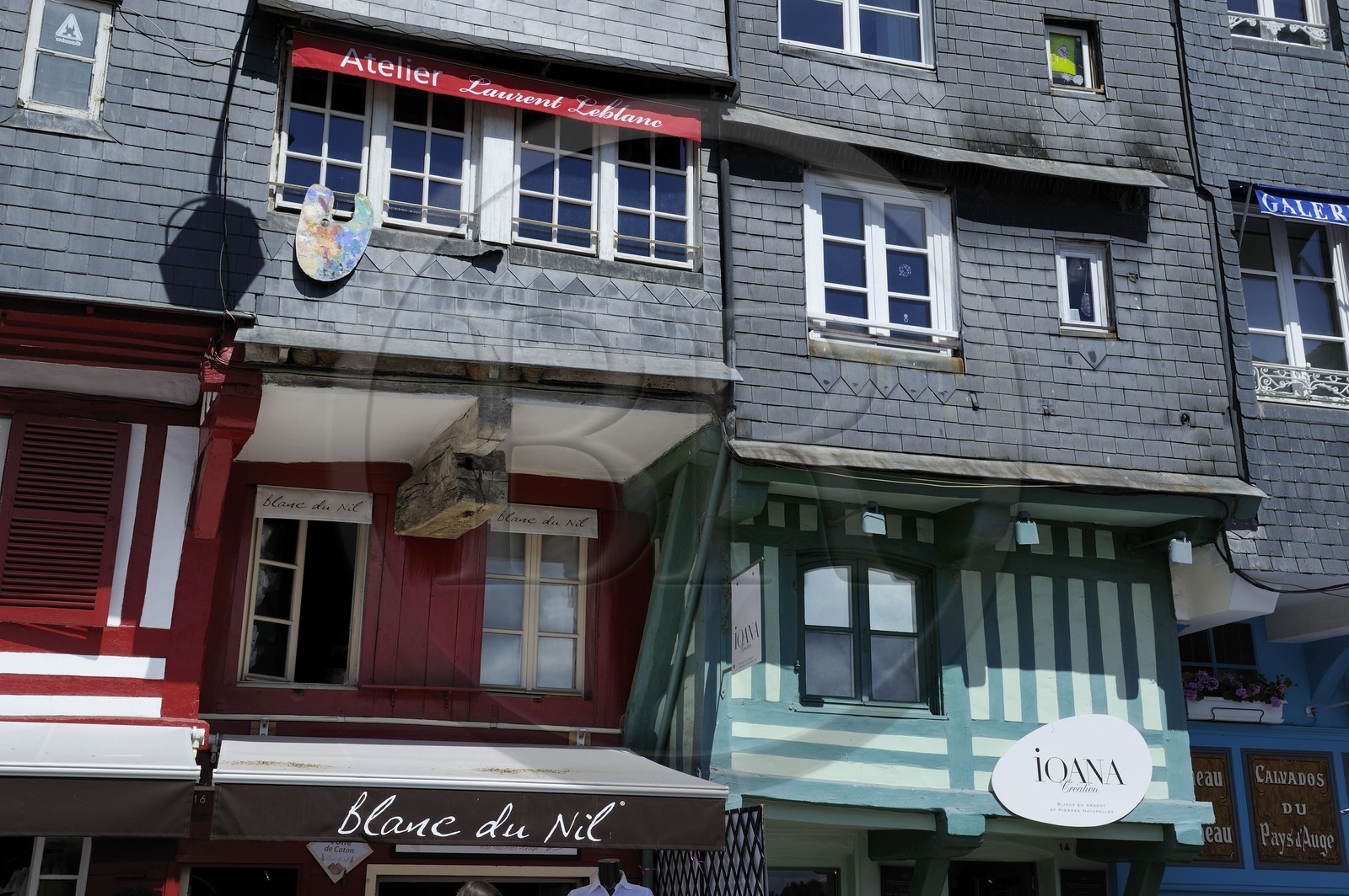 France, Calvados (14), Honfleur, maisons anciennes du quai Sainte-Catherine sur le Vieux-Bassin