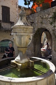 France, Alpes-Maritimes (06), Saint Paul de Vence, la Grande Fontaine au coeur du village