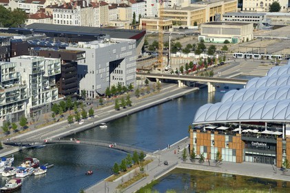 France, Rhône (69), Lyon, nouveau quartier de La Confluence au sud de la Presqu'île, immeubles d'habitation à gauche, bassin nautique relié à la Saône et le centre commercial de Confluence à droite