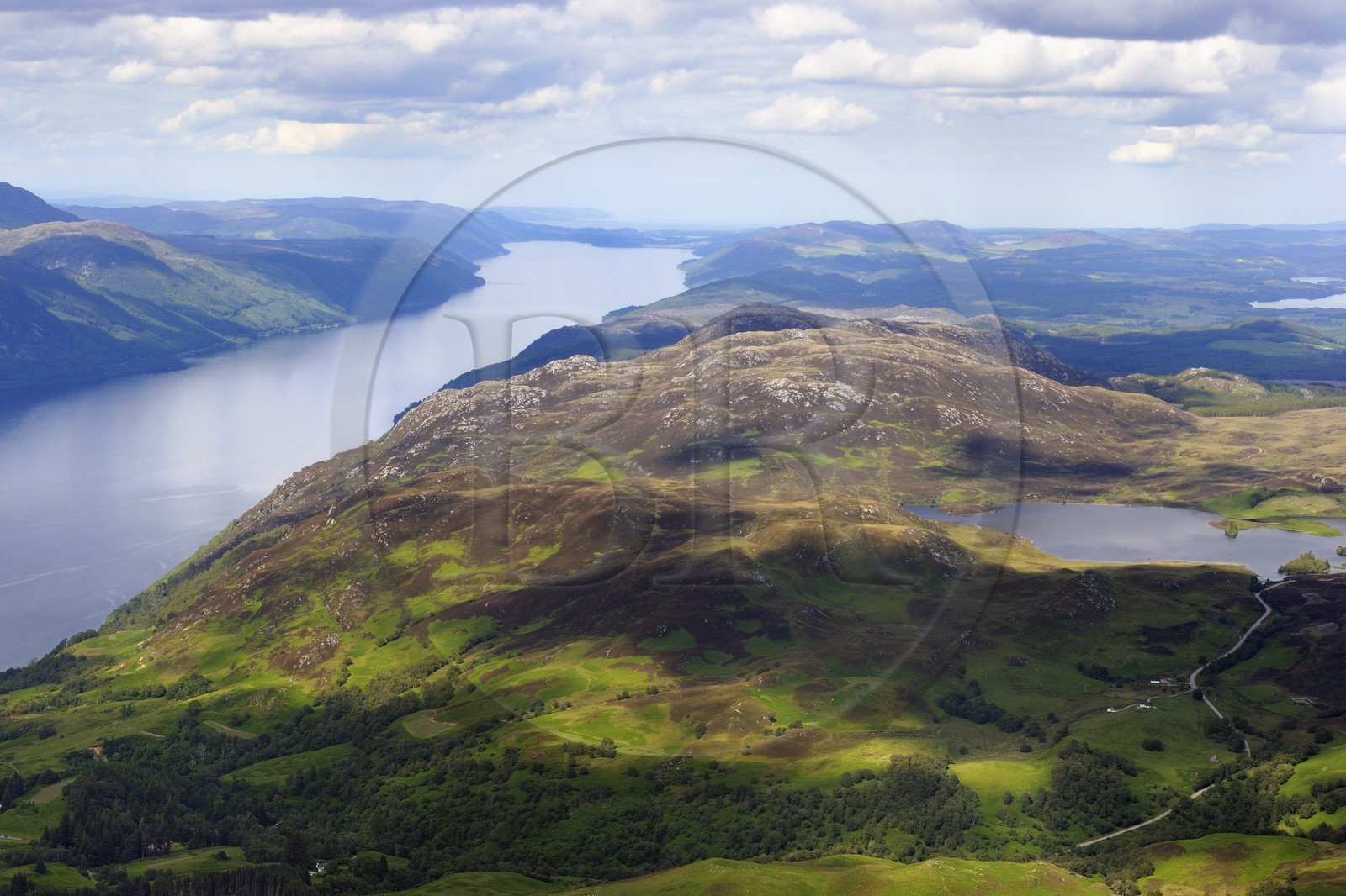 Royaume-Uni, Ecosse, Highland, le Loch Ness à la hauteur de Fort Augustus, Inverness et le Moray Firth en arrière plan (vue aérienne)