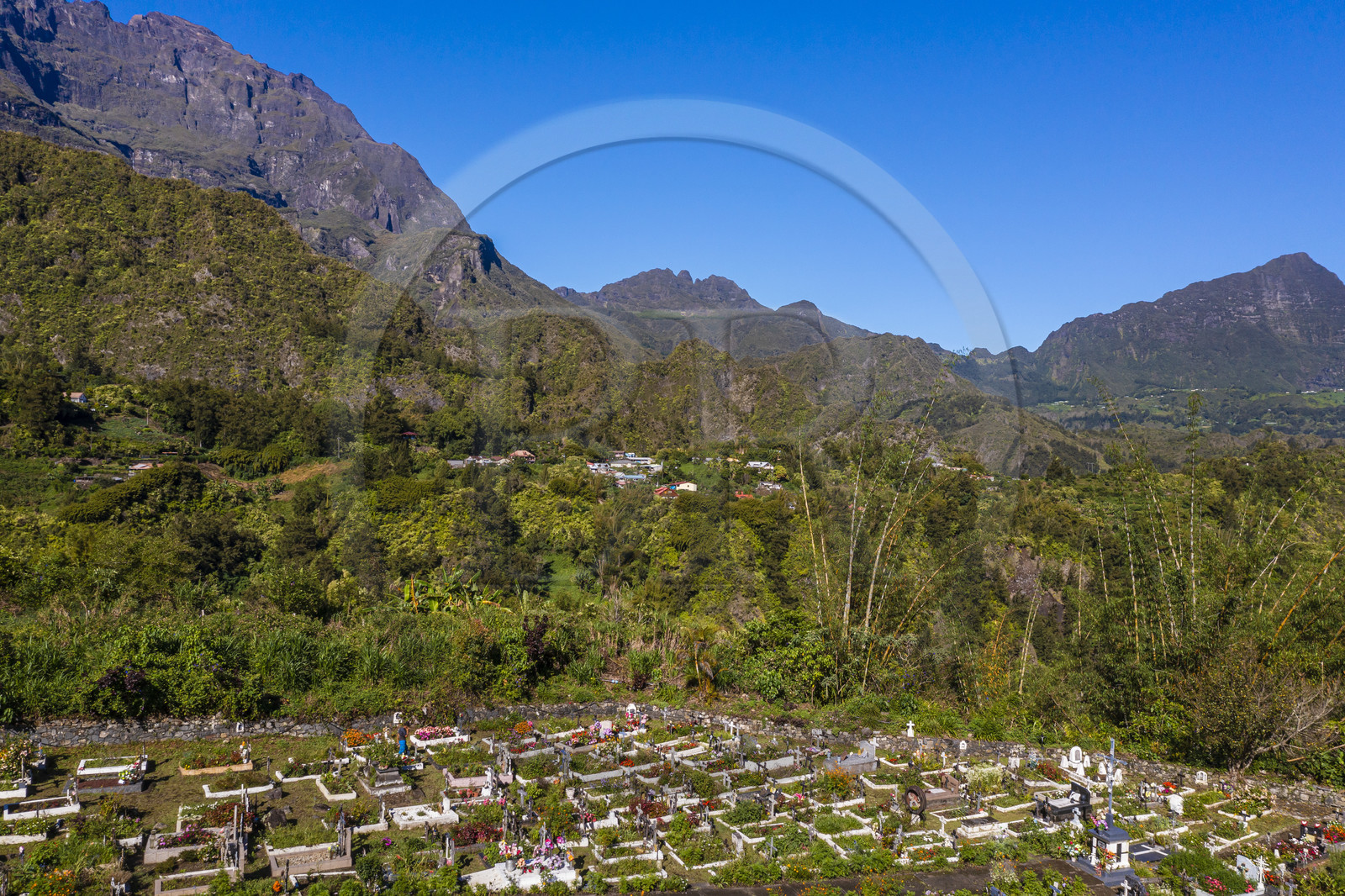 France, Ile de la Reunion, Cirque de Salazie, classé Patrimoine Mondial de l'UNESCO, Hell-Bourg, labellisé les Plus Beaux Villages de France, le cimetière constitué de tombes en pleine terre fleuries naturellementet dominé par les sommets du cirque (vue aérienne)