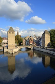 France, Bas Rhin (67), Strasbourg, vieille ville classée au Patrimoine Mondial de l'UNESCO, quartier de la Petite France, les Ponts Couverts et la cathédrale Notre Dame en arrière plan