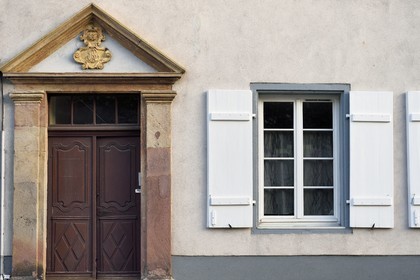 France, Haut-Rhin (68), Neuf-Brisach, ville fortifiée par Vauban, classée Patrimoine Mondial de l'UNESCO, maison d'origine à l'angle de la rue de Strasbourg et de la place d'Armes, R&R signifiant Le Roi Règne