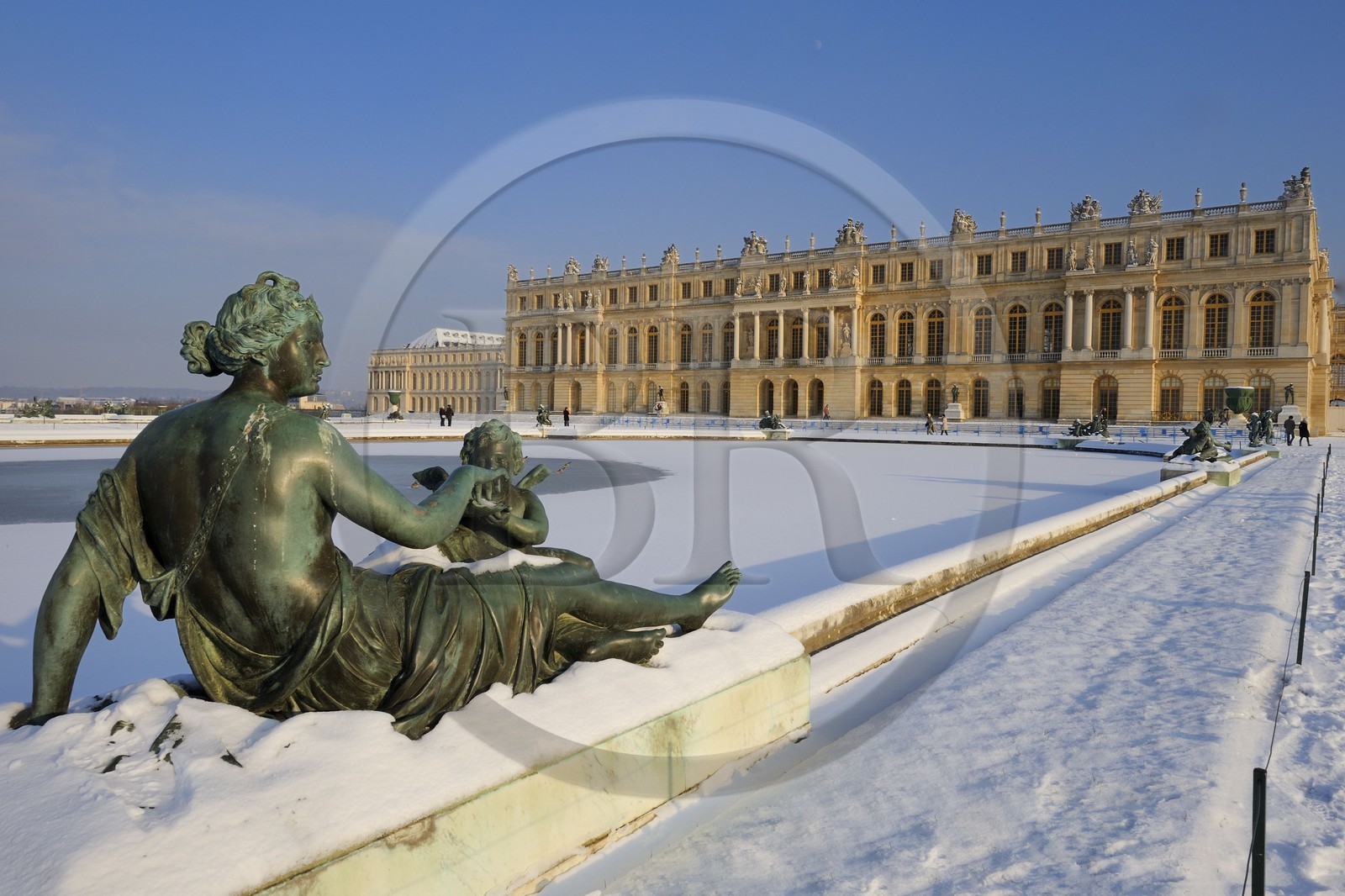 France, Yvelines (78), parc du château de Versailles sous la neige, classé Patrimoine Mondial de l'UNESCO, statue au Parterre d'eau