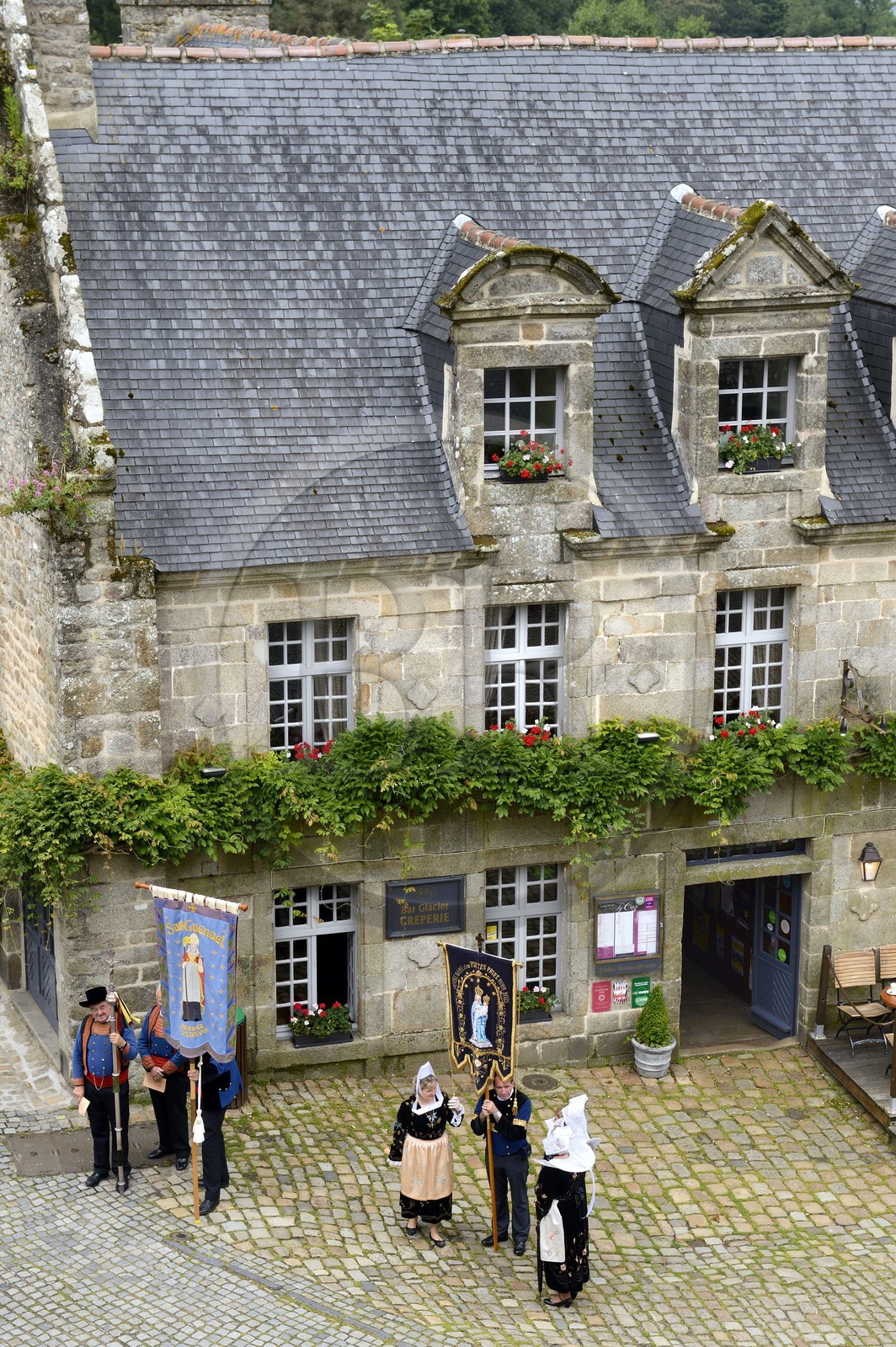 France, Finistère (29), Locronan, labellisé Les Plus Beaux Villages de France, procession de la petite Troménie, acceuil des emblêmes religieux des paroisses voisines sur la place de l'église