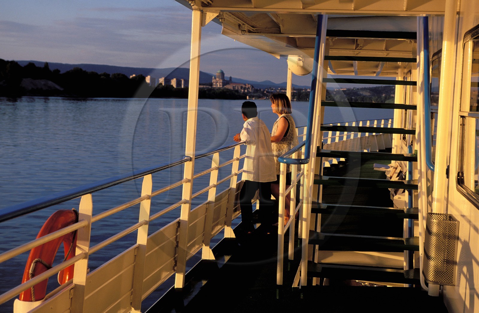 Hongrie, comté de Komarom-Esztergom, à la frontière slovaque, Esztergom à bord d'un bateau de croisière