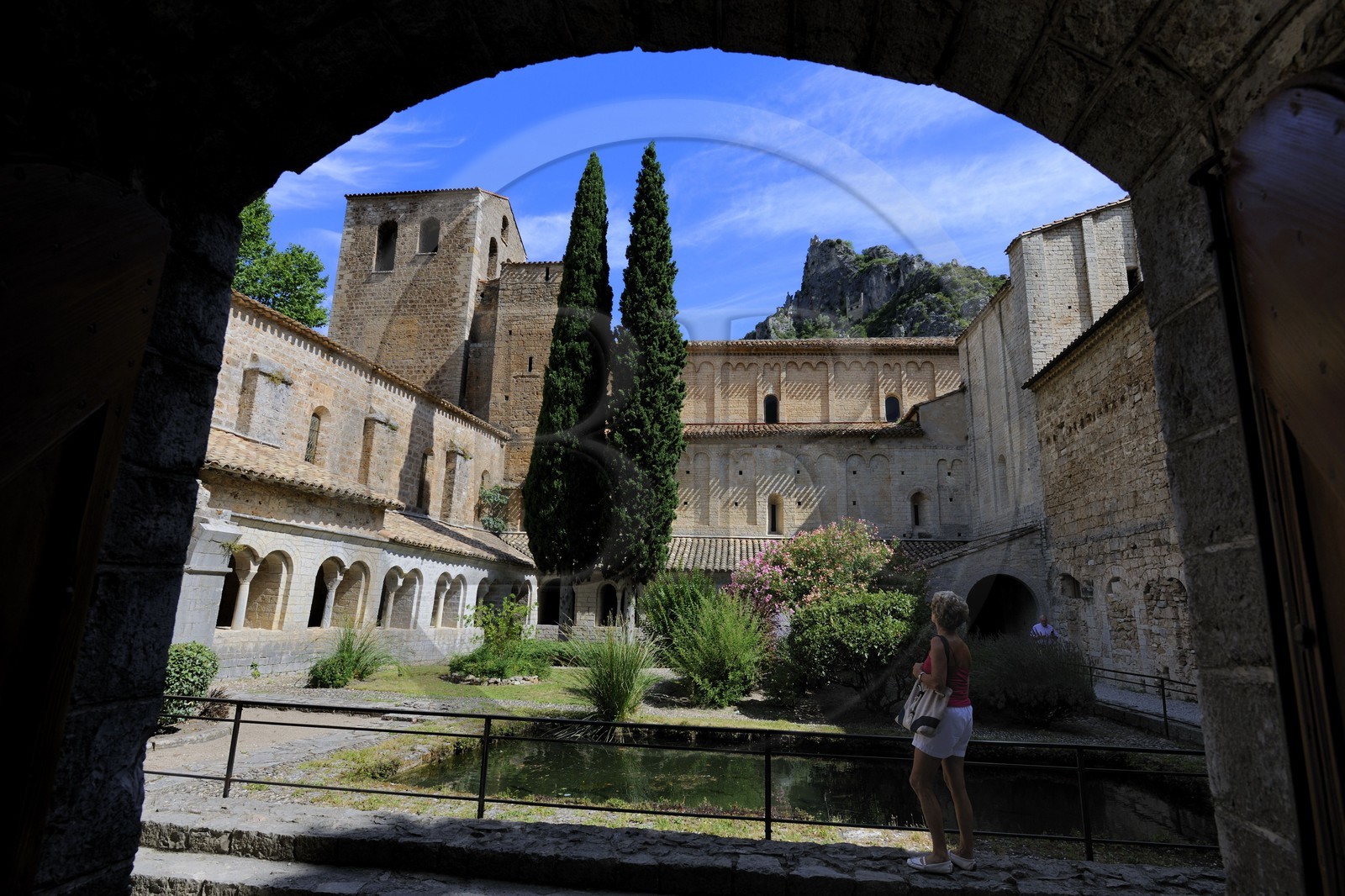 France, Hérault (34), village médiéval de Saint-Guilhem-le-Désert, étape du pélerinage de Saint-Jacques-de-Compostelle, labellisé Les Plus Beaux Villages de France, abbaye de Gellone du XIe siècle classée Patrimoine Mondial de l'UNESCO, Le cloître
