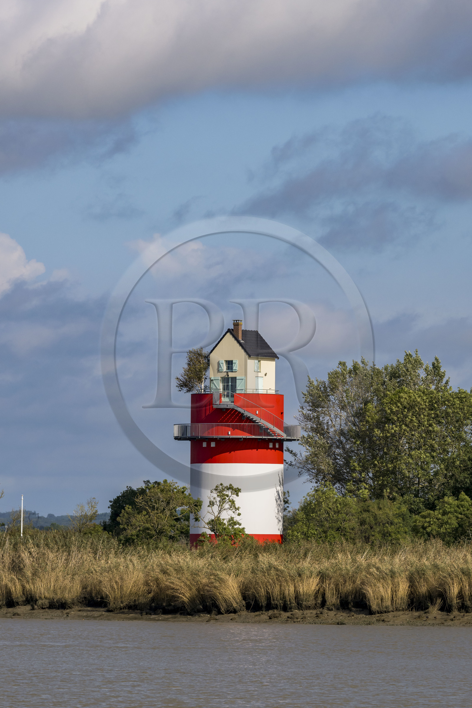 France, Loire-Atlantique (44), Cordemais, collection d'art contemporain à ciel ouvert Estuaire, la Villa Cheminée réalisé par l'artiste japonais Tatzu Nishi sur les rives de la Loire, oeuvre d'art mais aussi maison d'hôtes insolite