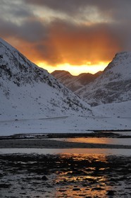 Norvège, Nordland, Iles Lofoten, coucher de soleil dans les montagnes de l'ile de Flakstad en hiver