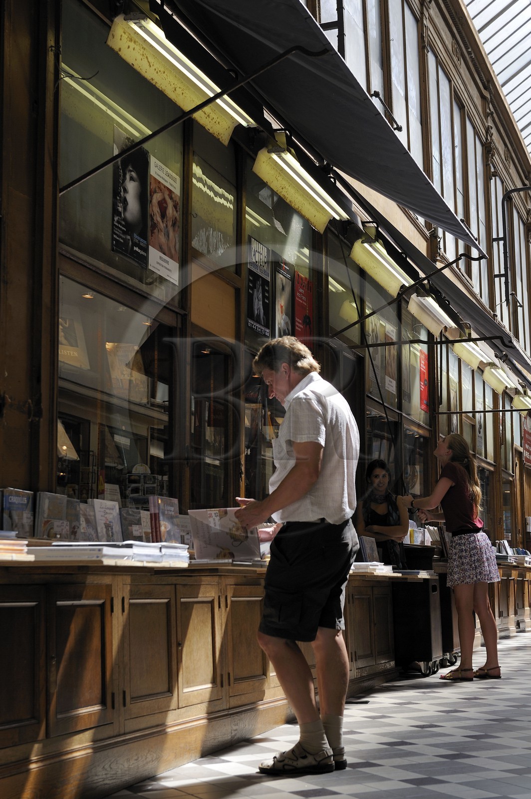 France, Paris (75), Passage Jouffroy, les etals de la Librairie Paul Vulin