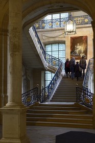 France, Marne (51), Reims, musée Saint-Remi dans l'ancienne abbaye royale Saint-Remi, le grand escalier d'honneur avec le tableau officiel du couronnement de Louis XV
