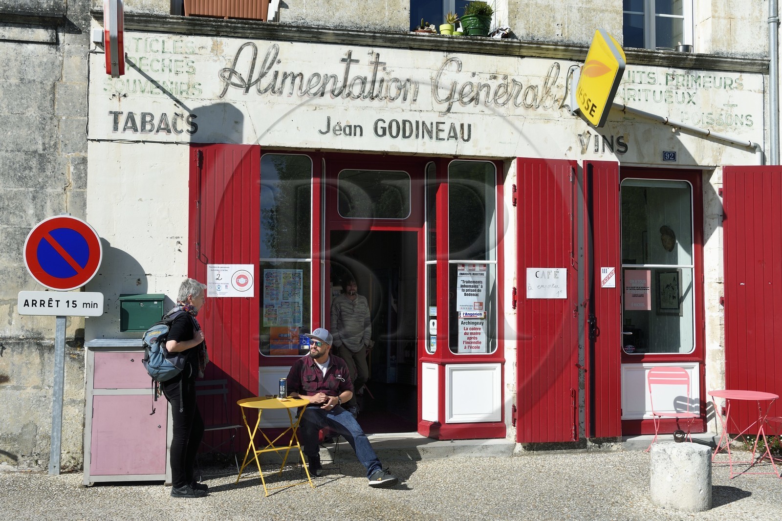 France, Charente-Maritime (17), Saintonge, Saint-Savinien,  labellisé Villages de pierres et d'eau, l'Epicerie Rouge sur les quais de la Charente