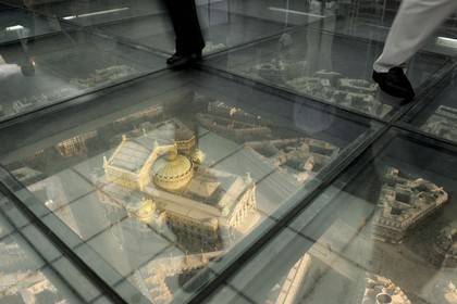 France, Paris (75), le musée d'Orsay, maquette du quartier de l’Opéra au sol et Opéra Garnier de Paris, maquette de la coupe longitudinale entre 1984 et 1986 Maquette de Richard Peduzzi